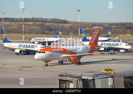 Ein filigranes Bild eines easyJet-Flugzeugs, das an der Rettungsflugoperation teilnimmt, gesehen am 15. März auf dem internationalen Flughafen Krakau-Balice von Johannes Paul II. EasyJet hat heute angekündigt, dass seine gesamte Flotte von Flugzeugen geerdet hat und sagte, dass es kein Datum für den Neustart geben kann. Am Montag, den 30. März 2020, in Krakau, Polen. (Foto von Artur Widak/NurPhoto) Stockfoto