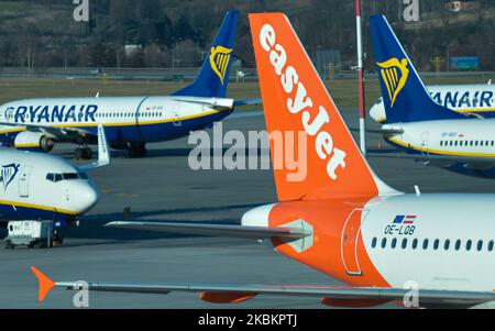 Ein filigranes Bild des Flugzeugs easyJet, das an der Rettungsflugoperation teilnahm, gesehen am 15. März auf dem internationalen Flughafen Krakau-Balice von Johannes Paul II. EasyJet hat heute angekündigt, dass seine gesamte Flotte von Flugzeugen geerdet hat und sagte, dass es kein Datum für den Neustart geben kann. Am Montag, den 30. März 2020, in Krakau, Polen. (Foto von Artur Widak/NurPhoto) Stockfoto