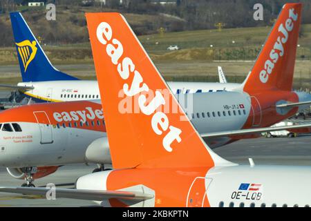 Ein filigranes Bild von easyJet-Flugzeugen, die an der Rettungsflugoperation teilnehmen, gesehen am 15. März auf dem Internationalen Flughafen Krakau-Balice von Johannes Paul II. EasyJet hat heute angekündigt, dass seine gesamte Flotte von Flugzeugen geerdet hat und sagte, dass es kein Datum für den Neustart geben kann. Am Montag, den 30. März 2020, in Krakau, Polen. (Foto von Artur Widak/NurPhoto) Stockfoto