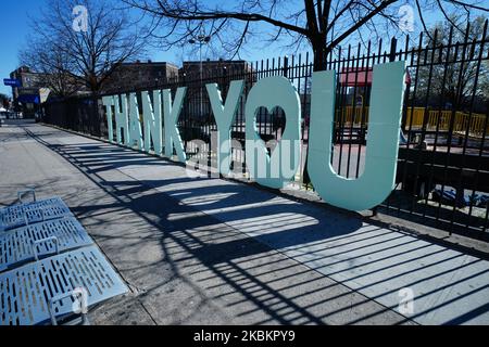 Ein riesiges Dankesschild, das vor dem Elmhurst Hospital in Queens, New York City, angebracht wurde, um allen Krankenhauspersonal zu danken, die am 30. März 2020 in New York City bei der Bekämpfung des Coronavirus halfen. DAS US Navy Hospital Schiff kommt am Pier 90, New York City an. Es verfügt über eine Kapazität von 1000 Betten, die am 30. März 2020 die New Yorker Krankenhäuser in New York City erweitern wird. DAS US Navy Hospital Schiff kommt am Pier 90, New York City an. Es verfügt über eine Kapazität von 1000 Betten, was die Krankenhäuser in New York erweitern wird. (Foto von John Nacion/NurPhoto) Stockfoto