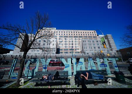 Ein riesiges Dankesschild, das vor dem Elmhurst Hospital in Queens, New York City, angebracht wurde, um allen Krankenhauspersonal zu danken, die am 30. März 2020 in New York City bei der Bekämpfung des Coronavirus halfen. DAS US Navy Hospital Schiff kommt am Pier 90, New York City an. Es verfügt über eine Kapazität von 1000 Betten, die am 30. März 2020 die New Yorker Krankenhäuser in New York City erweitern wird. DAS US Navy Hospital Schiff kommt am Pier 90, New York City an. Es verfügt über eine Kapazität von 1000 Betten, was die Krankenhäuser in New York erweitern wird. (Foto von John Nacion/NurPhoto) Stockfoto