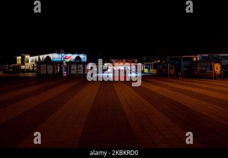 Eine allgemeine Ansicht des Kadikoy-Bezirks am Abend, in Istanbul, Türkei, am 30. März 2020. Der türkische Gesundheitsminister erklärte am 30. März, dass es in dem Land 10.827 COVID-19 Fälle gibt, während die Zahl der Todesfälle 168 erreicht hat. Die Schulen und Universitäten sind seit März 16 geschlossen, und alle Sportereignisse wurden eingestellt. Alle Restaurants, Geschäfte, Bars und Veranstaltungsorte sind geschlossen, und die normalerweise überfüllten Straßen und Bezirke sind aufgrund der Quarantäne leer. (Foto von Erhan Demirtas/NurPhoto) Stockfoto