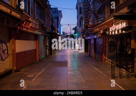 Eine allgemeine Ansicht des Kadikoy-Bezirks am Abend, in Istanbul, Türkei, am 30. März 2020. Der türkische Gesundheitsminister erklärte am 30. März, dass es in dem Land 10.827 COVID-19 Fälle gibt, während die Zahl der Todesfälle 168 erreicht hat. Die Schulen und Universitäten sind seit März 16 geschlossen, und alle Sportereignisse wurden eingestellt. Alle Restaurants, Geschäfte, Bars und Veranstaltungsorte sind geschlossen, und die normalerweise überfüllten Straßen und Bezirke sind aufgrund der Quarantäne leer. (Foto von Erhan Demirtas/NurPhoto) Stockfoto