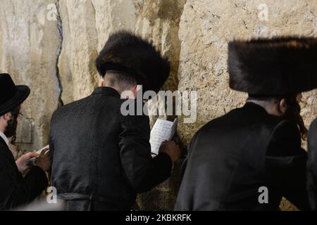 Orthodoxe Juden sahen an der Westmauer in Jerusalems Altstadt beten. Am Mittwoch, den 11. März 2020, in Jerusalem, Israel. (Foto von Artur Widak/NurPhoto) Stockfoto