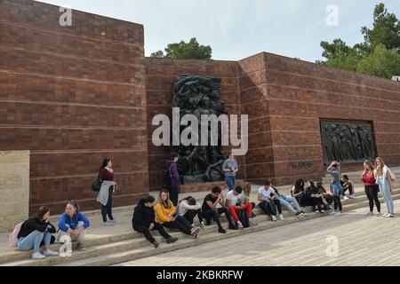 Die Mauer des Gedenkens mit zwei Skulpturen, die in einer Wand aus roten Ziegeln, die Warschauer Ghettomauern symbolisieren, in Yad Vashem, Israels offiziellem Denkmal für die Opfer des Holocaust, in Jerusalem, zu sehen sind. Am Mittwoch, den 11. März 2020, in Jerusalem, Israel. (Foto von Artur Widak/NurPhoto) Stockfoto