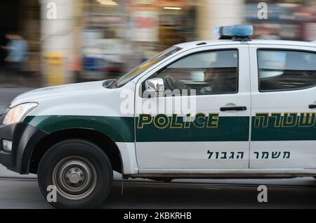 Ein Auto der israelischen Polizei, das in der Jaffa Straße im Stadtzentrum von Jerusalem patrouilliert. Am Mittwoch, den 11. März 2020, in Jerusalem, Israel. (Foto von Artur Widak/NurPhoto) Stockfoto
