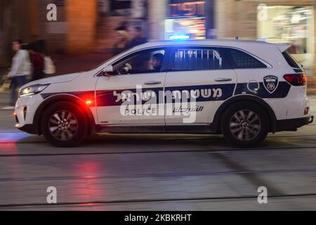 Ein Auto der israelischen Polizei, das in der Jaffa Straße im Stadtzentrum von Jerusalem patrouilliert. Am Mittwoch, den 11. März 2020, in Jerusalem, Israel. (Foto von Artur Widak/NurPhoto) Stockfoto
