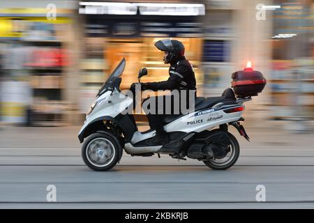 Ein Motorroller der israelischen Polizei patrouilliert in der Jaffa Straße im Stadtzentrum von Jerusalem. Am Mittwoch, den 11. März 2020, in Jerusalem, Israel. (Foto von Artur Widak/NurPhoto) Stockfoto