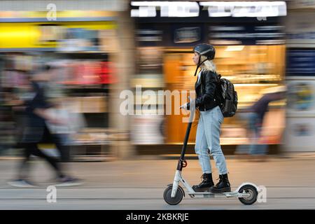 Eine junge Dame, die auf einem Elektroroller in der Jaffa Straße im Stadtzentrum von Jerusalem gesehen wurde. Am Mittwoch, den 11. März 2020, in Jerusalem, Israel. (Foto von Artur Widak/NurPhoto) Stockfoto