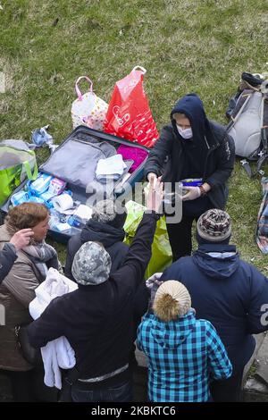 Eine Gruppe von Freiwilligen verteilt Hygieneartikel, Kleidung und andere Produkte an Obdachlose während der Ausbreitung des Coronavirus. Krakau, Polen, am 31. März 2020. Die polnische Regierung hat neue strenge Beschränkungen gegen COVID-19-Infektionen eingeführt, wie beispielsweise das Verlassen des Hauses zu verhindern, wenn dies nicht gerechtfertigt ist, Kindern unter 18 Jahren das Verlassen des Hauses zu verbieten, wenn sie nicht von einem Erwachsenen beaufsichtigt werden, Parks und Strände zu schließen und die meisten Hotels zu schließen. (Foto von Beata Zawrzel/NurPhoto) Stockfoto