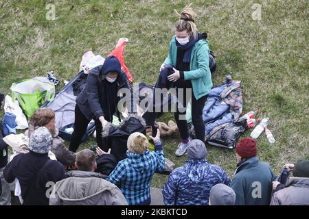 Eine Gruppe von Freiwilligen verteilt Hygieneartikel, Kleidung und andere Produkte an Obdachlose während der Ausbreitung des Coronavirus. Krakau, Polen, am 31. März 2020. Die polnische Regierung hat neue strenge Beschränkungen gegen COVID-19-Infektionen eingeführt, wie beispielsweise das Verlassen des Hauses zu verhindern, wenn dies nicht gerechtfertigt ist, Kindern unter 18 Jahren das Verlassen des Hauses zu verbieten, wenn sie nicht von einem Erwachsenen beaufsichtigt werden, Parks und Strände zu schließen und die meisten Hotels zu schließen. (Foto von Beata Zawrzel/NurPhoto) Stockfoto