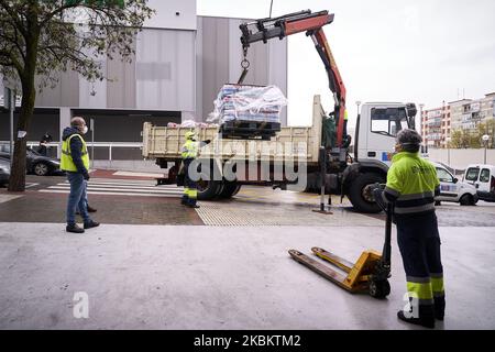 „Federacion de Penas“ von Mostoles spendet 4000l Mineralwasser an das Universitätskrankenhaus von Mostoles zur Unterstützung bei der Bekämpfung des Corona-Virus in Mostoles, Spanien. 31. März 2020. (Foto von A. Ware/NurPhoto) Stockfoto