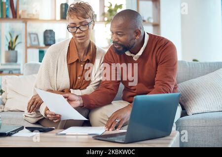 Dokumente, Laptops und Paare, die an Finanzbudgets, Sparstrategien oder der Zahlung von Bankkontorechnungen arbeiten. Finanzbericht, schwarze Frau und Mann mit Stockfoto
