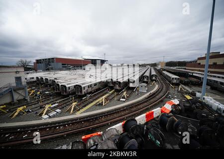 Blick auf das Bahndepot am Mets Willets Point mit Arthur Ashe Stadium im Hintergrund. Billie Jean King National Tennis Center im Viertel Flushing des New Yorker Stadtteils Queens während der US Open 2019 am 31. März 2020 in New York, USA. Laut Daten der Johns Hopkins University gibt es in den USA mehr Coronavirus-Fälle als in jedem anderen Land der Welt mit 184.000 bestätigten Infektionen. New York ist jetzt mit 75.795 bestätigten Fällen zum neuen Epizentrum des Ausbruchs in der Welt geworden. (Foto von John Nacion/NurPhoto). (Foto von John Nacion/NurPhoto) Stockfoto