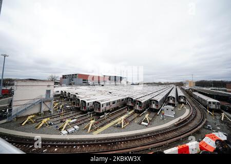 Blick auf das Bahndepot am Mets Willets Point mit Arthur Ashe Stadium im Hintergrund. Billie Jean King National Tennis Center im Viertel Flushing des New Yorker Stadtteils Queens während der US Open 2019 am 31. März 2020 in New York, USA. Laut Daten der Johns Hopkins University gibt es in den USA mehr Coronavirus-Fälle als in jedem anderen Land der Welt mit 184.000 bestätigten Infektionen. New York ist jetzt mit 75.795 bestätigten Fällen zum neuen Epizentrum des Ausbruchs in der Welt geworden. (Foto von John Nacion/NurPhoto). (Foto von John Nacion/NurPhoto) Stockfoto