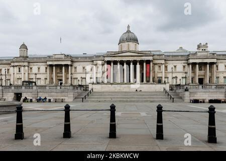 Ein Blick auf den fast menschenleeren Trafalgar Square im Zentrum von London, während die landesweite Sperre des Vereinigten Königreichs für eine zweite Woche im Kampf gegen die Ausbreitung der Coronavirus-Pandemie am 01. April 2020 in London, England, fortgesetzt wird. Nach den gestern vom Gesundheitsministerium veröffentlichten Daten stieg die Gesamtzahl der Patienten, die Covid-19 positiv getestet hatten, in Großbritannien auf 25.150 und die Zahl der Patienten, die in Krankenhäusern starben, auf 1.789. (Foto von Wiktor Szymanowicz/NurPhoto) Stockfoto