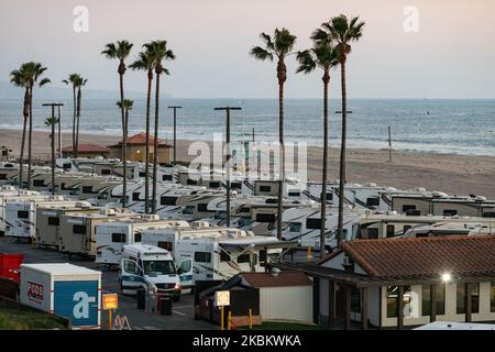 Am 1.. April 2020 kommt ein Krankenwagen auf einem Parkplatz am Strand an, der zusammen mit R.V's als Isolationszone für Menschen mit COVID-19 am Dockweiler State Beach in Los Angeles, Kalifornien, genutzt wird. Personen, die sich aufgrund von Obdachlosigkeit nicht selbst isolieren können oder in einem Haus mit hochgefährdeten Familienmitgliedern leben können, inmitten der Coronavirus-Pandemie, nutzen die Camper als sichere Zuflucht vor dem Virus. (Foto von John Fredricks/NurPhoto) Stockfoto