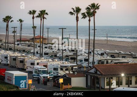 Am 1.. April 2020 kommt ein Krankenwagen auf einem Parkplatz am Strand an, der zusammen mit R.V's als Isolationszone für Menschen mit COVID-19 am Dockweiler State Beach in Los Angeles, Kalifornien, genutzt wird. Personen, die sich aufgrund von Obdachlosigkeit nicht selbst isolieren können oder in einem Haus mit hochgefährdeten Familienmitgliedern leben können, inmitten der Coronavirus-Pandemie, nutzen die Camper als sichere Zuflucht vor dem Virus. (Foto von John Fredricks/NurPhoto) Stockfoto