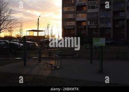 Ein leerer Spielplatz in Sankt Petersburg. Während des von Wladimir Putin angekündigten Wochenendes wählten die meisten Einwohner von St. Petersburg den Modus der freiwilligen Selbstisolierung. Sankt Petersburg, Russland 1. April 2020 (Foto von Valya Egorshin/NurPhoto) Stockfoto