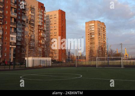 Ein leerer Fußballplatz in Sankt Petersburg. Während des von Wladimir Putin angekündigten Wochenendes wählten die meisten Einwohner von St. Petersburg den Modus der freiwilligen Selbstisolierung. Sankt Petersburg, Russland 1. April 2020 (Foto von Valya Egorshin/NurPhoto) Stockfoto