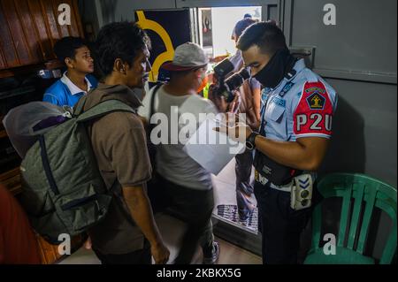 Gefängnisbeamte erfassen Gefangene, die am 2. April 2020 die Bedingungen für die Freilassung aus dem Haftzentrum Maesa, Palu, Zentral-Sulawesi, Indonesien erfüllen. Das indonesische Ministerium für Recht und Menschenrechte lässt 30.000 Erwachsene und Kinder in allen indonesischen Gefängnissen schneller als ihre Strafen frei, und zwar durch den Assimilations- und Integrationsprozess zu Hause, um die Ausbreitung von COVID-19 zu verhindern. Die Zahl der Gefangenen und Inhaftierten in Indonesien erreicht 270.386 Menschen, während die Gefängniskapazität nur 131.931 Personen aufnehmen kann. (Foto von Basri Marzuki/NurPhoto) Stockfoto