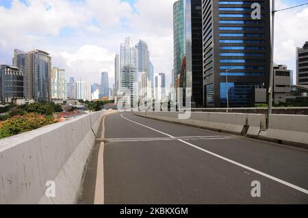 Die dichteste Verkehrs- und Fußgängerstraße in Jakarta und jetzt verlassen auf Überführungen Dr. Satrio Straße, Jakarta, im April 3,2020. Seit das Corona-Virus die Stadt Jakarta heimgesucht hat, hat die Regierung die Vorschriften zu Hause eingehalten, viele befahrene Straßen und Verkehrswege sind inzwischen verlassen. (Foto von Dasril Roszandi/NurPhoto) Stockfoto