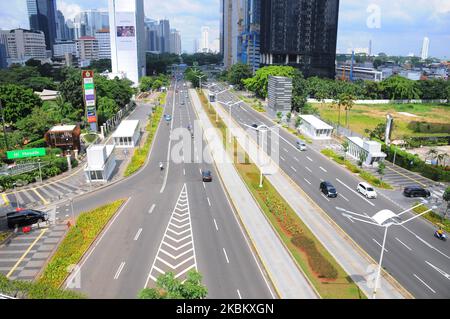 SUDIRMAN, die dichteste Verkehrs- und Fußgängerstraße in Jakarta und jetzt verlassen auf Jalan Sudirman, Jakarta, im April 3,2020. Seit das Corona-Virus die Stadt Jakarta heimgesucht hat, hat die Regierung die Vorschriften zu Hause eingehalten, viele befahrene Straßen und Verkehrswege sind inzwischen verlassen. (Foto von Dasril Roszandi/NurPhoto) Stockfoto