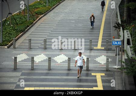 SUDIRMAN, die dichteste Verkehrs- und Fußgängerstraße in Jakarta und jetzt verlassen auf Jalan Sudirman, Jakarta, im April 3,2020. Seit das Corona-Virus die Stadt Jakarta heimgesucht hat, hat die Regierung die Vorschriften zu Hause eingehalten, viele befahrene Straßen und Verkehrswege sind inzwischen verlassen. (Foto von Dasril Roszandi/NurPhoto) Stockfoto