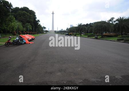 MONAS, die dichteste Verkehrs- und Fußgängerstraße in Jakarta und jetzt im Monas-Gebiet, Jakarta, im April 3,2020 verlassen. Seit das Corona-Virus die Stadt Jakarta heimgesucht hat, hat die Regierung die Vorschriften zu Hause eingehalten, viele befahrene Straßen und Verkehrswege sind inzwischen verlassen. (Foto von Dasril Roszandi/NurPhoto) Stockfoto