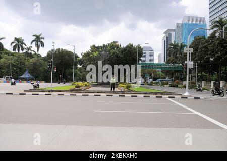 THAMRIN, die dichteste Verkehrs- und Fußgängerstraße in Jakarta und jetzt auf Jalan Thamrin, Jakarta, im April 3,2020 verlassen. Seit das Corona-Virus die Stadt Jakarta heimgesucht hat, hat die Regierung die Vorschriften zu Hause eingehalten, viele befahrene Straßen und Verkehrswege sind inzwischen verlassen. (Foto von Dasril Roszandi/NurPhoto) Stockfoto