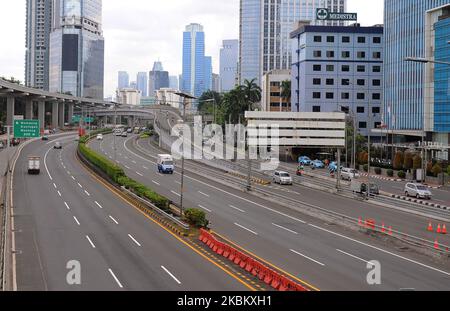 Die dichteste Verkehrs- und Fußgängerstraße in Jakarta und jetzt verlassen auf Gatot Subroto Street, Jakarta, im April 3,2020. Seit das Corona-Virus die Stadt Jakarta heimgesucht hat, hat die Regierung die Vorschriften zu Hause eingehalten, viele befahrene Straßen und Verkehrswege sind inzwischen verlassen. (Foto von Dasril Roszandi/NurPhoto) Stockfoto