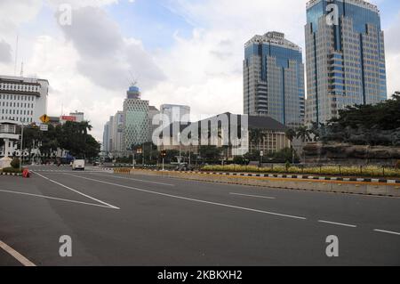 THAMRIN, die dichteste Verkehrs- und Fußgängerstraße in Jakarta und jetzt verlassen auf der Thamrin Street, Jakarta, im April 3,2020. Seit das Corona-Virus die Stadt Jakarta heimgesucht hat, hat die Regierung die Vorschriften zu Hause eingehalten, viele befahrene Straßen und Verkehrswege sind inzwischen verlassen. (Foto von Dasril Roszandi/NurPhoto) Stockfoto