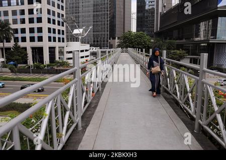 SUDIRMAN, die dichteste Verkehrs- und Fußgängerstraße in Jakarta und jetzt verlassen auf Jalan Sudirman, Jakarta, im April 3,2020. Seit das Corona-Virus die Stadt Jakarta heimgesucht hat, hat die Regierung die Vorschriften zu Hause eingehalten, viele befahrene Straßen und Verkehrswege sind inzwischen verlassen. (Foto von Dasril Roszandi/NurPhoto) Stockfoto