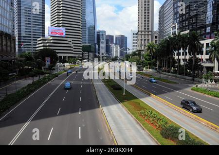 SUDIRMAN, die dichteste Verkehrs- und Fußgängerstraße in Jakarta und jetzt verlassen auf Jalan Sudirman, Jakarta, im April 3,2020. Seit das Corona-Virus die Stadt Jakarta heimgesucht hat, hat die Regierung die Vorschriften zu Hause eingehalten, viele befahrene Straßen und Verkehrswege sind inzwischen verlassen. (Foto von Dasril Roszandi/NurPhoto) Stockfoto