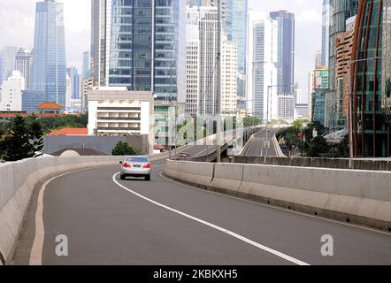 Die dichteste Verkehrs- und Fußgängerstraße in Jakarta und jetzt verlassen auf Überführungen Dr. Satrio Straße, Jakarta, im April 3,2020. Seit das Corona-Virus die Stadt Jakarta heimgesucht hat, hat die Regierung die Vorschriften zu Hause eingehalten, viele befahrene Straßen und Verkehrswege sind inzwischen verlassen. (Foto von Dasril Roszandi/NurPhoto) Stockfoto