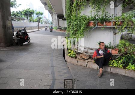 SUDIRMAN, die dichteste Verkehrs- und Fußgängerstraße in Jakarta und jetzt verlassen auf Jalan Sudirman, Jakarta, im April 3,2020. Seit das Corona-Virus die Stadt Jakarta heimgesucht hat, hat die Regierung die Vorschriften zu Hause eingehalten, viele befahrene Straßen und Verkehrswege sind inzwischen verlassen. (Foto von Dasril Roszandi/NurPhoto) Stockfoto