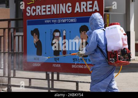 Gesundheitsmitarbeiter sprühen Desinfektionsmittel am 3. April 2020 im Guwahati Medical College Hospital (GMCH) während der landesweiten Sperrung als vorbeugende Maßnahme gegen das COVID-19-Coronavirus in Guwahati, Assam, Indien. (Foto von David Talukdar/NurPhoto) Stockfoto