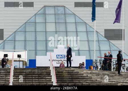 Der Staatssekretär für Gesundheit und Soziales, Matt Hancock, posiert für Fotos, nachdem er am 03. April 2020 in London, England, das neue NHS Nightingale-Krankenhaus im Excel-Konferenzzentrum eröffnet hat. Die Londoner Feldkrankenhausanlage, die in neun Tagen mit Hilfe der Armee errichtet wurde, wird zunächst bis zu 500 Betten mit Ventilatoren und Sauerstoff für die Covid-19-Patienten bereitstellen, die das Potenzial haben, die Kapazität auf bis zu 4.000 Betten zu erhöhen, sollte sie benötigt werden. (Foto von Wiktor Szymanowicz/NurPhoto) Stockfoto