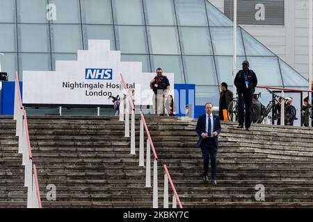 Der Staatssekretär für Gesundheit und Soziales, Matt Hancock, posiert für Fotos, nachdem er am 03. April 2020 in London, England, das neue NHS Nightingale-Krankenhaus im Excel-Konferenzzentrum eröffnet hat. Die Londoner Feldkrankenhausanlage, die in neun Tagen mit Hilfe der Armee errichtet wurde, wird zunächst bis zu 500 Betten mit Ventilatoren und Sauerstoff für die Covid-19-Patienten bereitstellen, die das Potenzial haben, die Kapazität auf bis zu 4.000 Betten zu erhöhen, sollte sie benötigt werden. (Foto von Wiktor Szymanowicz/NurPhoto) Stockfoto