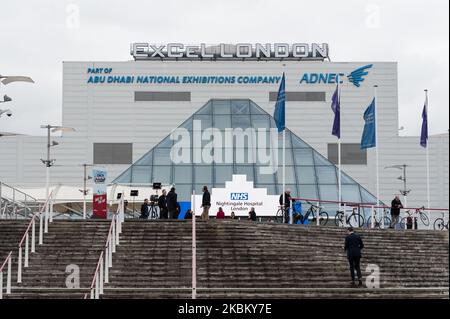 Ein Blick auf das neu eröffnete NHS Nightingale Hospital im Excel-Konferenzzentrum am 03. April 2020 in London, England. Die Londoner Feldkrankenhausanlage, die in neun Tagen mit Hilfe der Armee errichtet wurde, wird zunächst bis zu 500 Betten mit Ventilatoren und Sauerstoff für die Covid-19-Patienten bereitstellen, die das Potenzial haben, die Kapazität auf bis zu 4.000 Betten zu erhöhen, sollte sie benötigt werden. (Foto von Wiktor Szymanowicz/NurPhoto) Stockfoto