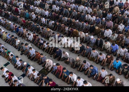indonesische muslime beten am 3. April 2020 ohne soziale Distanzierung in einer Moschee in Lhokseumawe, Aceh, Indonesien. Die indonesische Regierung hat Regierungsverordnungen zu umfangreichen sozialen Einschränkungen und präsidentiellen Entscheidungen über den Status von Notfällen im öffentlichen Gesundheitswesen erlassen, da die Bürger Indonesiens, die COVID-19 positiv beurteilen, weiterhin zunehmen. Der letzte von der indonesischen Regierung am Freitag, dem 3. April 2020, angekündigte Bericht bestätigte 1.986 Coronavirus-Fälle, 134 davon wurden mit 181 Todesfällen geheilt. (Foto von Zick Maulana/NurPhoto) Stockfoto