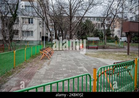 Leere Parks und Spielplätze sind in der bulgarischen Schwarzmeerstadt Varna zu sehen, aufgrund der bulgarischen Notsituation aufgrund des Coronavirus. Die Menschen dürfen nur zum Lebensmitteleinkauf, zum Kauf von Medikamenten, zur Arbeit oder zum Arzt gehen. Das Gesundheitsministerium hat 485 Fälle von Coronavirus in Bulgarien bestätigt, mit mindestens 14 registrierten Todesfällen und 30 wiederhergestellten, Varna, Bulgarien, am 03. April 2020 (Foto: Hristo Rusev/NurPhoto) Stockfoto