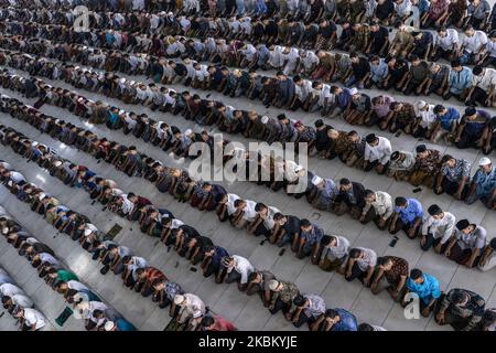 indonesische muslime beten am 3. April 2020 ohne soziale Distanzierung in einer Moschee in Lhokseumawe, Aceh, Indonesien. Die indonesische Regierung hat Regierungsverordnungen zu umfangreichen sozialen Einschränkungen und präsidentiellen Entscheidungen über den Status von Notfällen im öffentlichen Gesundheitswesen erlassen, da die Bürger Indonesiens, die COVID-19 positiv beurteilen, weiterhin zunehmen. Der letzte von der indonesischen Regierung am Freitag, dem 3. April 2020, angekündigte Bericht bestätigte 1.986 Coronavirus-Fälle, 134 davon wurden mit 181 Todesfällen geheilt. (Foto von Zick Maulana/NurPhoto) Stockfoto