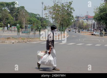 Ein Mann trägt eine Gesichtsmaske als vorbeugende Maßnahme gegen die Ausbreitung des neuen Coronavirus, COVID-19 überqueren eine Straße, am 3. April 2020 in der Hauptstadt Bhubaneswar des ostindischen Staates Odisha. (Foto von STR/NurPhoto) Stockfoto