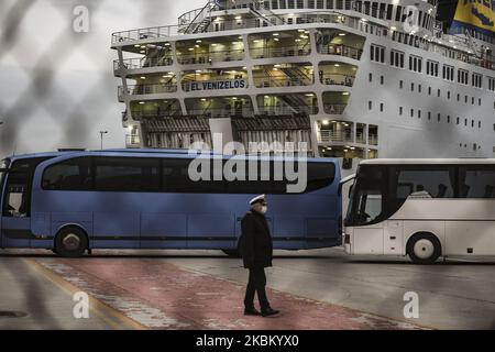 Busse warten darauf, Passagiere, die nicht mit dem COVID-19 infiziert sind, von der griechischen Fähre El Venizelos zu Hotels in Athen zu bringen, um am 3. April 2020 im Hafen von Piräus in der Nähe von Athen die Quarantäne zu verfolgen. - Das griechische Kreuzschiff wurde in der Nähe von Athen mit 383 Personen an Bord in Quarantäne gestellt, nachdem etwa 119 Passagiere COVID-19 positiv getestet hatten, teilte die Polizei am 31. März mit. (Foto von Dimitris Lampropoulos/NurPhoto) Stockfoto