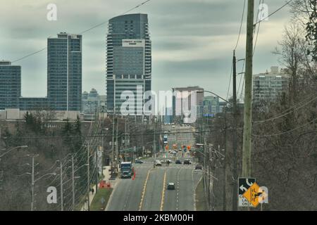 Fast leerer Abschnitt der Yonge Street, da die Menschen den Ratschlägen von Beamten folgen und zu Hause bleiben, um die Ausbreitung des neuartigen Coronavirus (COVID-19) am 03. April 2020 in Toronto, Ontario, Kanada, zu verlangsamen. Die Provinz Ontario hat heute ihre Prognosen für COVID-19 veröffentlicht, nach deren Schätzungen in Ontario in den nächsten zwei Jahren zwischen 3.000 und 15.000 Todesfälle aufgrund des Virus zu verzeichnen sein werden. Bis heute hat die Provinz 3.255 Fälle des Virus gemeldet, darunter 1.023 Genesungen und 67 Todesfälle, aber es gab Dutzende von zusätzlichen Todesfällen, die von den Gesundheitsbehörden der Provinz nicht gemeldet wurden. Stockfoto