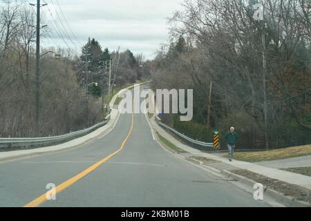 Fast leere Straße, da die Menschen den Ratschlägen von Beamten folgen, zu Hause zu bleiben und die Ausbreitung des neuartigen Coronavirus (COVID-19) am 03. April 2020 in Toronto, Ontario, Kanada, zu verlangsamen. Die Provinz Ontario hat heute ihre Prognosen für COVID-19 veröffentlicht, nach deren Schätzungen in Ontario in den nächsten zwei Jahren zwischen 3.000 und 15.000 Todesfälle aufgrund des Virus zu verzeichnen sein werden. Bis heute hat die Provinz 3.255 Fälle des Virus gemeldet, darunter 1.023 Genesungen und 67 Todesfälle, aber es gab Dutzende von zusätzlichen Todesfällen, die von den Gesundheitsbehörden der Provinz nicht gemeldet wurden. (Foto von Creative Touc Stockfoto