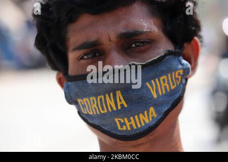 Am 04. April 2020 geht ein Mann mit einer Gesichtsmaske eine Straße in Mumbai, Indien, entlang. Indien befindet sich weiterhin im landesweiten Sperrgebiet, um die Ausbreitung der Coronavirus-Pandemie (COVID-19) zu kontrollieren. (Foto von Himanshu Bhatt/NurPhoto) Stockfoto