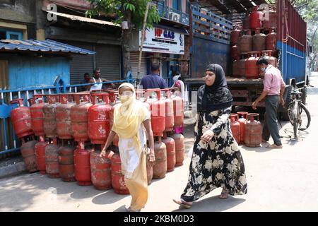 Die Menschen warten mit ihren leeren Gasflaschen vor einem Lieferzentrum, um die aufgefüllten Flaschen während einer landesweiten Sperre als vorbeugende Maßnahme gegen das COVID-19-Coronavirus am 04,2020. April in Kalkutta abzuholen. (Foto von Debajyoti Chakraborty/NurPhoto) Stockfoto