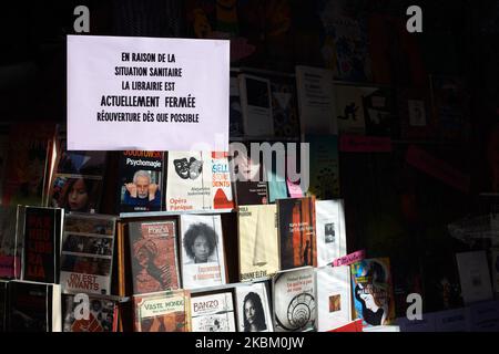 Aufgrund der Sperrung wurde eine Bibliothek geschlossen und ein Blatt mit der Aufschrift „aufgrund der gesundheitlichen Situation in Toulouse, Frankreich, am 4. April 2020. Die Bibliothek wurde geschlossen und wird So bald wie möglich öffnen“ veröffentlicht. Die Sperrung aufgrund des massiven Covid-19-Ausbruchs wird bis April 15. verlängert. Die Polizei patrouilliert auf den Straßen, um zu überprüfen, ob die Menschen den obligatorischen Laissez-Passanten haben, der sich bewegen kann. Es gibt weniger Menschen auf der Straße als an anderen Tagen, da die Richtlinien für den Aufenthalt zu Hause durchgesetzt werden. Seit März 16., als der französische Präsident Macron angekündigt hat, dass alle Menschen aufgrund der Coronavirus-Pandemie Covid-19 gesperrt werden Stockfoto